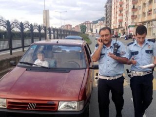 Rize'de polis 13 yaşındaki çocuğu direksiyonda yakaladı
