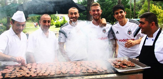 Beşiktaşlı futbolcuların barbekü keyfi